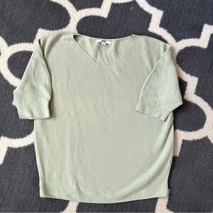 UNIQLO pale green short sleeve women's v neck sweater